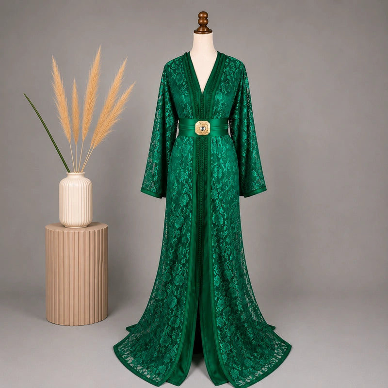 Takchita Dentelle Vert Royal avec détails fins en dentelle et ceinture élégante dans une ambiance raffinée style caftan marocain