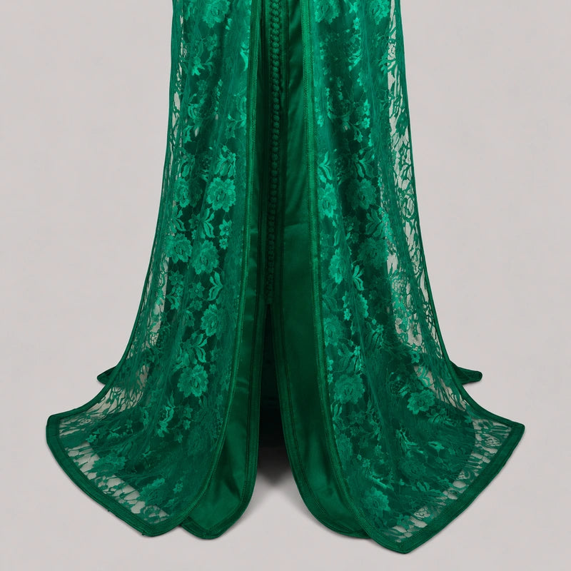 Détail bas de Takchita Dentelle Vert Royal avec finitions en dentelle vert intense et coupe fluide style caftan marocain élégant