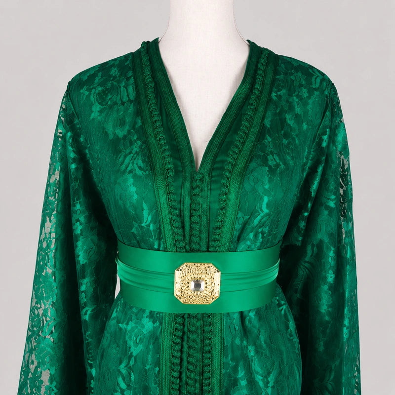 Détail de Takchita Dentelle Vert Royal avec ceinture élégante dorée et tissu dentelle vert intense style caftan marocain raffiné