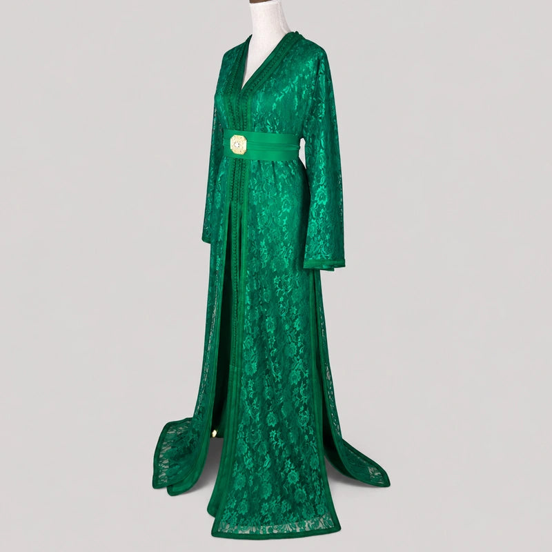 Takchita Dentelle Vert Royal vue 3/4 avec tissu dentelle vert intense et ceinture élégante style caftan marocain raffiné