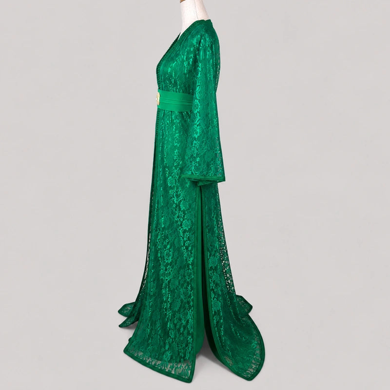 Takchita Dentelle Vert Royal vue profil avec tissu dentelle vert intense et coupe fluide élégante style caftan marocain