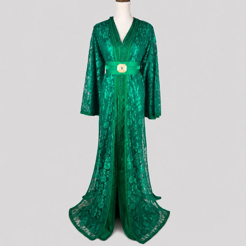 Takchita Dentelle Vert Royal avec dentelle vert intense et détails fins élégants style caftan marocain pour mariage et henna
