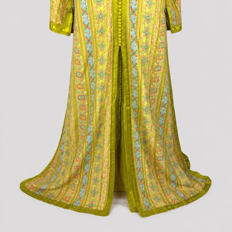 Détail du bas d’une takchita jaune en sari vintage brodé avec motifs floraux et arabesques multicolores, finition marocaine élégante et tissu fluide raffiné