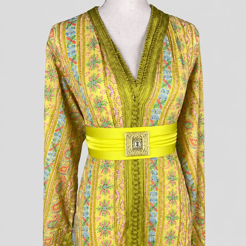 Détail du buste d’une takchita jaune en sari vintage brodé avec motifs floraux multicolores, ceinture satinée et finition marocaine raffinée