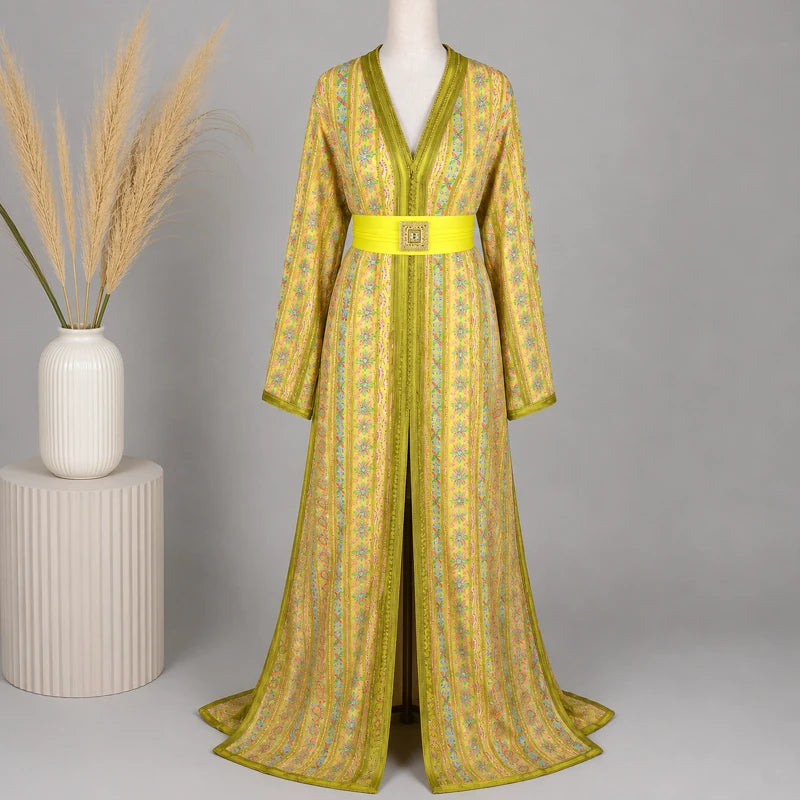 Takchita jaune en sari vintage brodé avec motifs floraux multicolores et ceinture satinée, présentée en packshot élégant sur fond gris avec décoration minimaliste