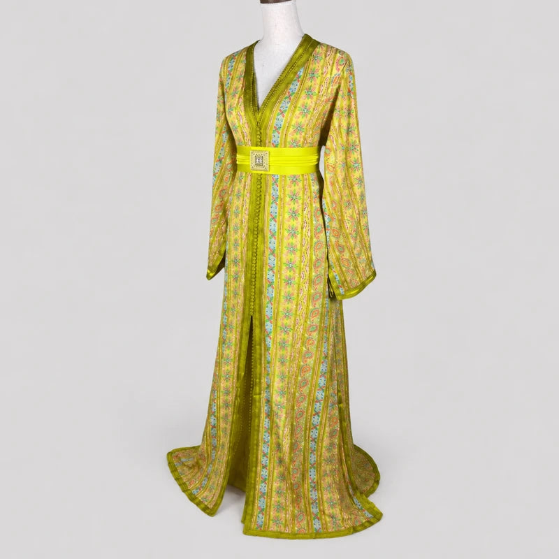 Takchita jaune en sari vintage brodé vue trois quarts, robe marocaine traditionnelle avec ceinture élégante et motifs raffinés multicolores
