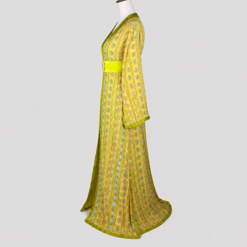 Takchita jaune en sari vintage brodé vue de profil, robe marocaine traditionnelle fluide avec motifs raffinés et ceinture élégante