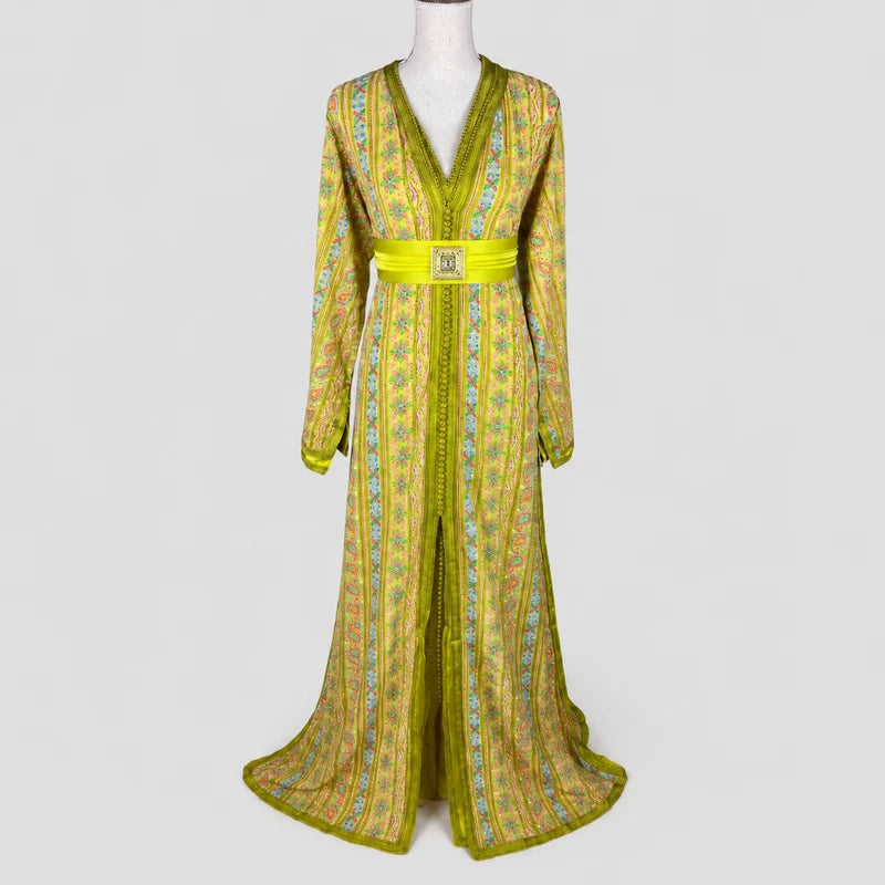 Takchita jaune en sari vintage brodé avec ceinture élégante, robe marocaine traditionnelle aux motifs raffinés et coupe fluide