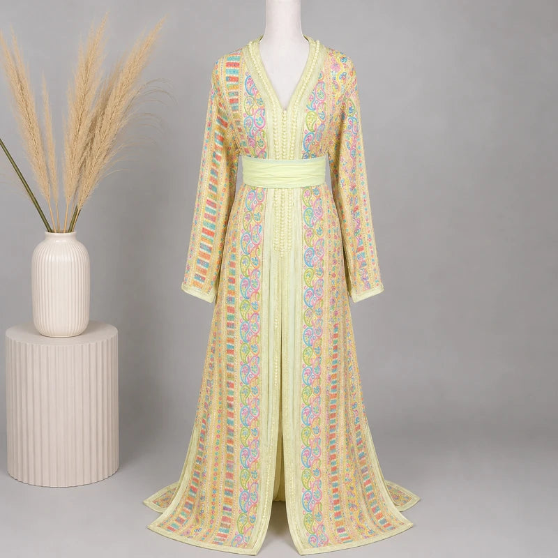 Takchita jaune en sari vintage à motifs multicolores dans une ambiance élégante, robe marocaine raffinée avec coupe fluide et décoration minimaliste