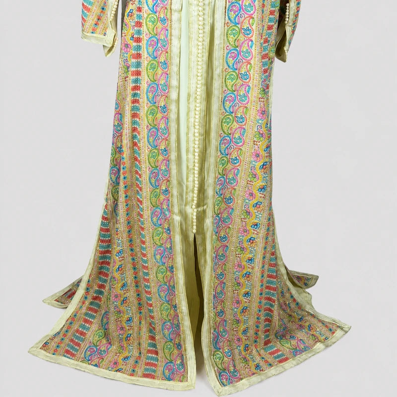 Détail bas de takchita jaune en sari vintage à motifs multicolores, robe marocaine fluide avec finitions raffinées et imprimés traditionnels élégants