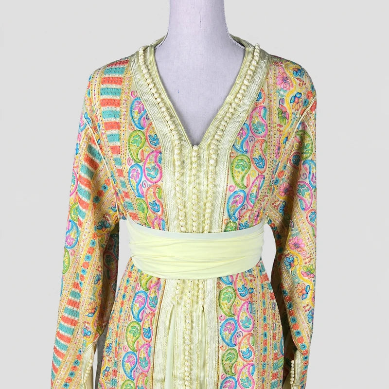 Détail haut de takchita jaune en sari vintage à motifs multicolores, robe marocaine raffinée avec col travaillé et ceinture fluide élégante