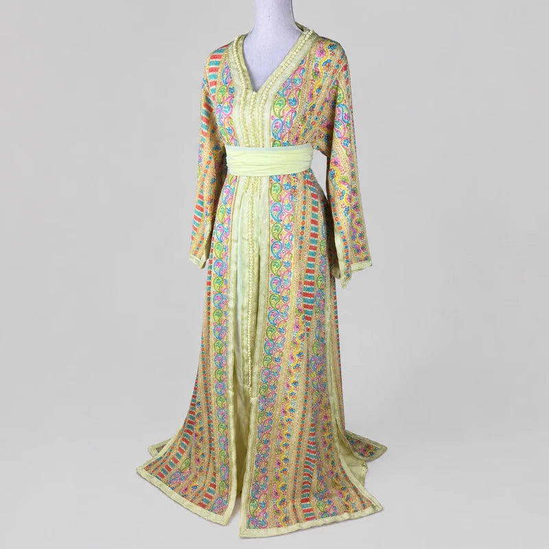 Takchita jaune en sari vintage à motifs multicolores vue 3/4, robe marocaine élégante avec coupe fluide et détails raffinés au style traditionnel
