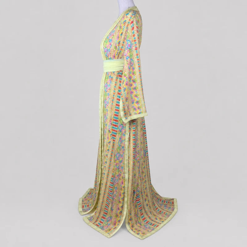 Takchita jaune en sari vintage à motifs multicolores vue de profil, robe marocaine traditionnelle fluide avec détails raffinés et coupe élégante