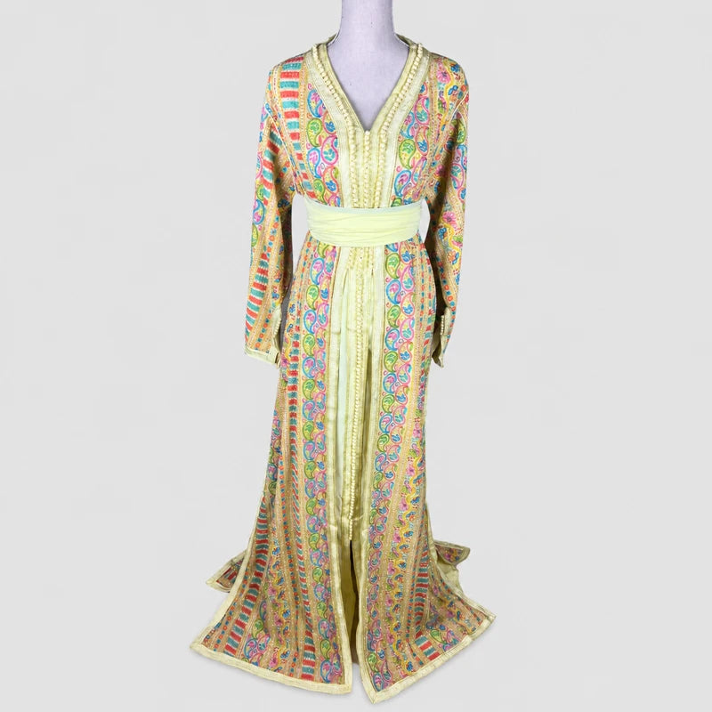 Takchita jaune en sari vintage à motifs multicolores avec ceinture assortie, robe marocaine élégante au style raffiné et traditionnel
