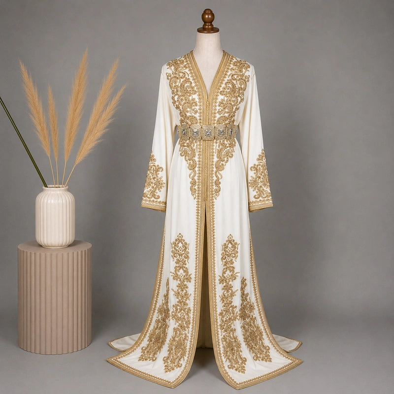 Takchita mariée blanc cassé en crêpe de soie avec broderies dorées dans une ambiance élégante style oriental