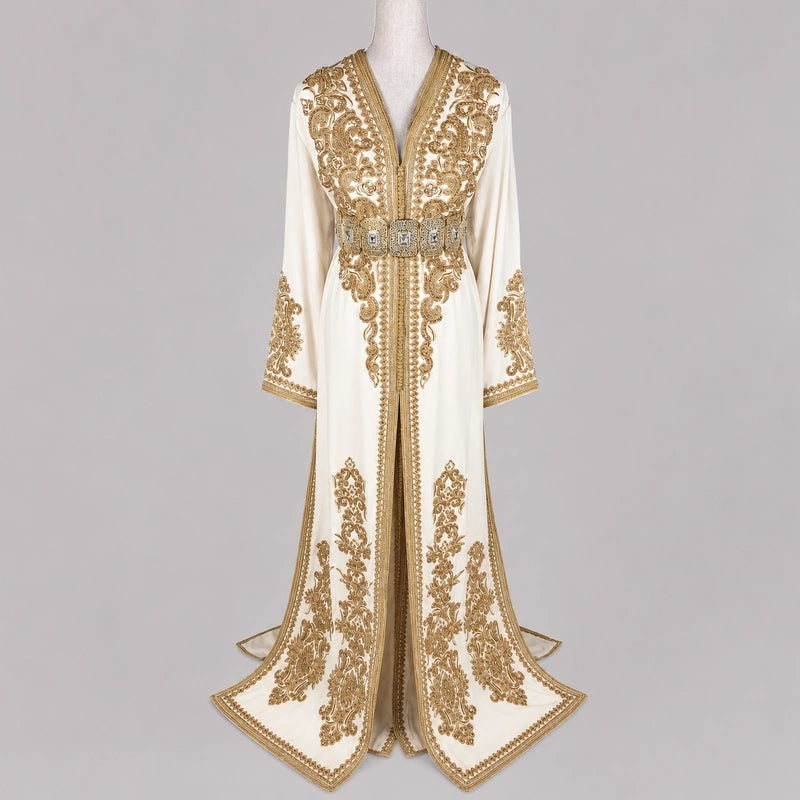 Takchita mariée blanc cassé en crêpe de soie avec broderies dorées artisanales et ceinture traditionnelle marocaine vue de face