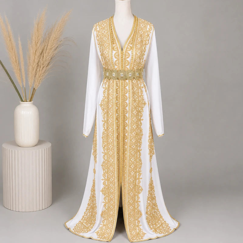 Takchita de mariée blanche en crêpe de soie avec broderies dorées marocaines et ceinture traditionnelle élégante sur fond neutre