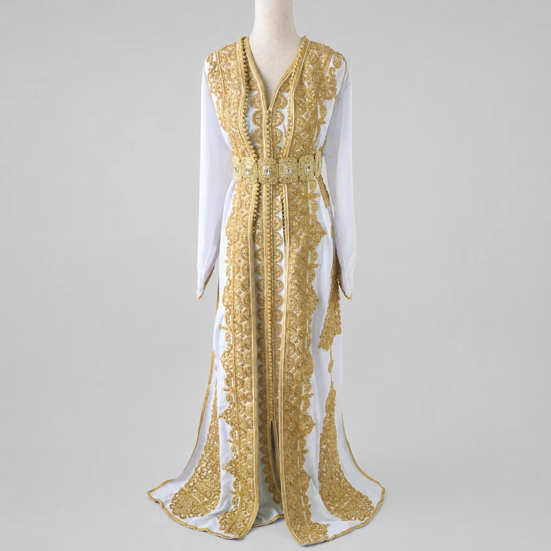 Takchita de mariée blanche en crêpe de soie avec broderies dorées luxueuses et ceinture travaillée, robe marocaine traditionnelle élégante sans voile