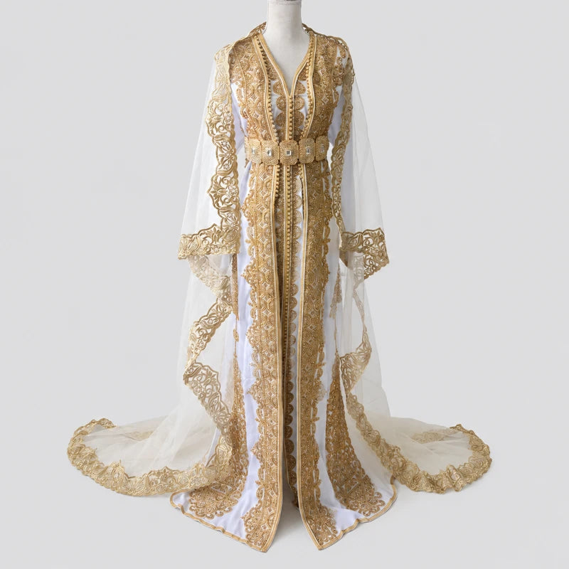 Takchita de mariée blanche en crêpe de soie avec broderies dorées raffinées et voile transparent, robe marocaine traditionnelle élégante pour mariage