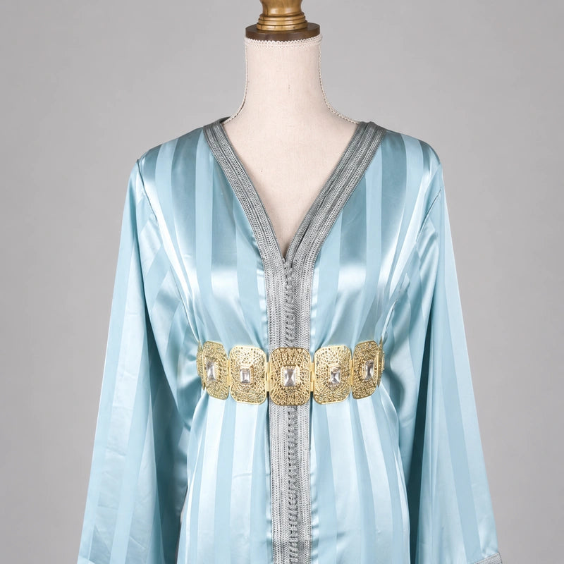 Détail du haut d’une takchita marocaine bleu givré en tlija avec rayures satinées, sfifa argentée et ceinture dorée