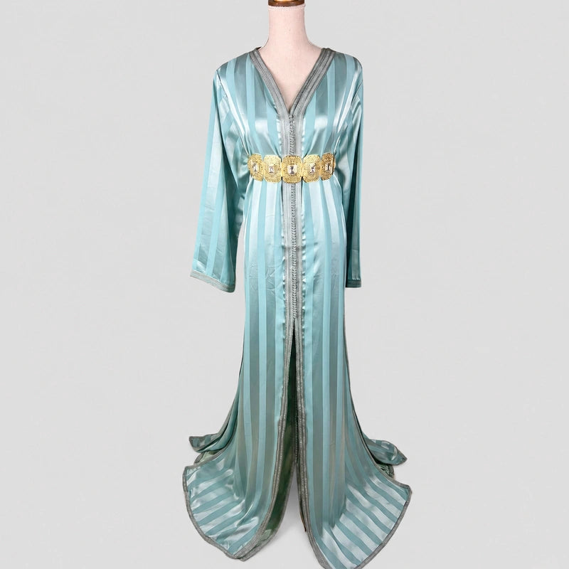 Takchita marocaine bleu givré en tlija avec rayures satinées, coupe élégante et ceinture dorée vue de face