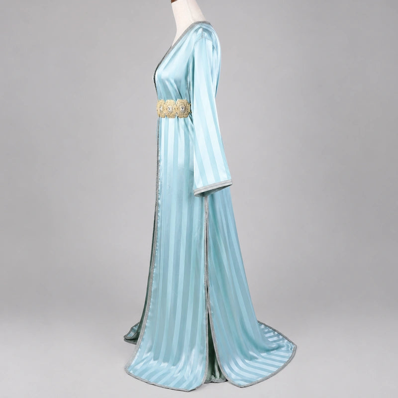 Vue de profil d’une takchita marocaine bleu givré en tlija avec rayures satinées et ceinture dorée élégante