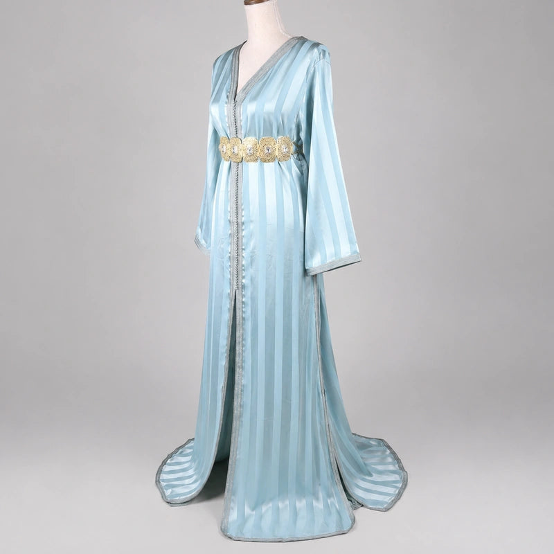 Takchita marocaine bleu givré en tlija avec rayures satinées et ceinture dorée, caftan traditionnel élégant pour mariage et occasions