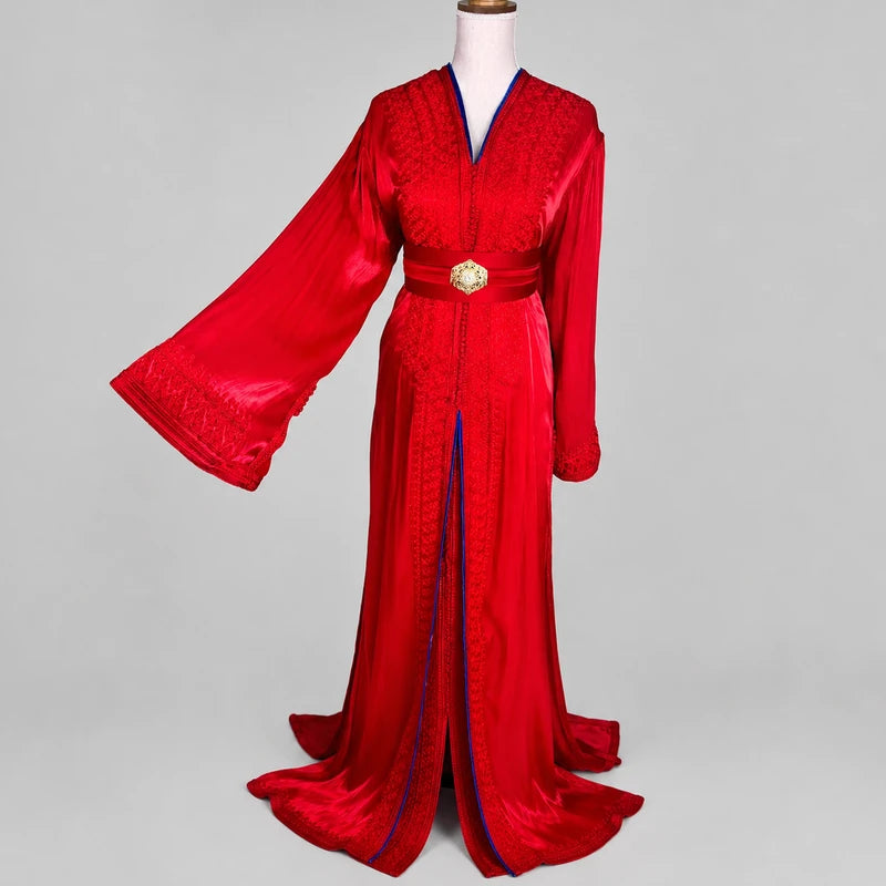 Takchita marocaine rouge et bleu roi en organza de mariage avec manche évasée brodée, ceinture traditionnelle et finitions artisanales, idéale pour cérémonie et mariage.