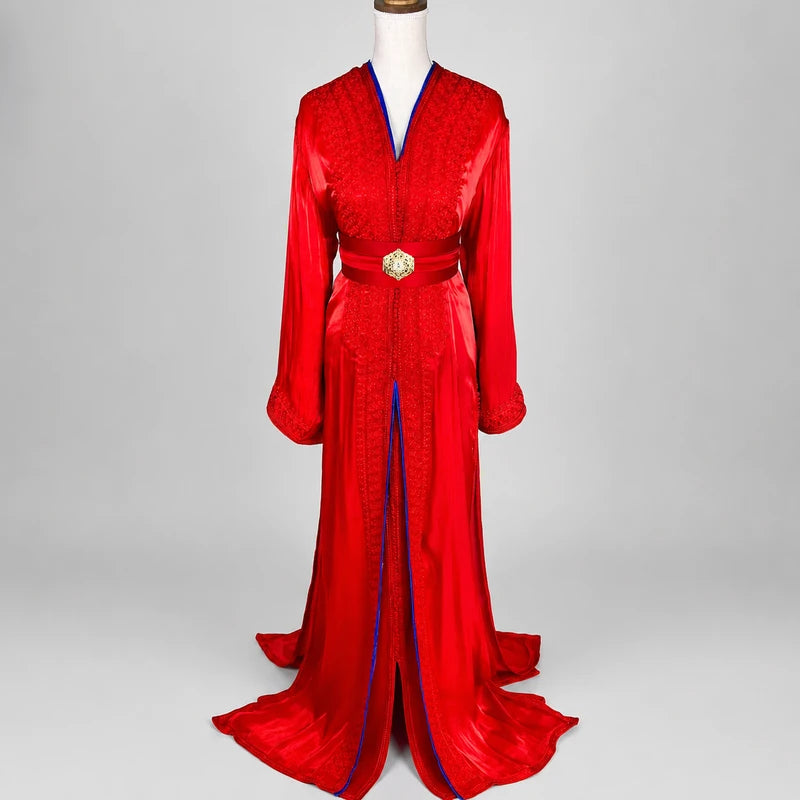 Takchita marocaine rouge et bleu roi en organza de mariage avec broderies artisanales et ceinture traditionnelle, idéale pour cérémonie et mariage.