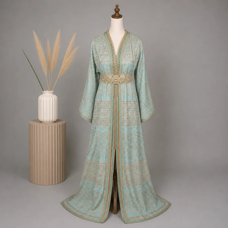 Takchita marocaine vert d'eau en brocard brodé doré avec ceinture assortie, tenue traditionnelle marocaine élégante pour mariage, fiançailles et cérémonies.