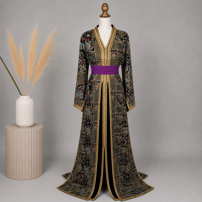 Takchita noire brodée avec doublure violette et broderies dorées artisanales, caftan marocain élégant présenté sur mannequin avec décoration pampas, robe traditionnelle de luxe pour femme idéale pour mariage marocain, soirée orientale et événement chic.