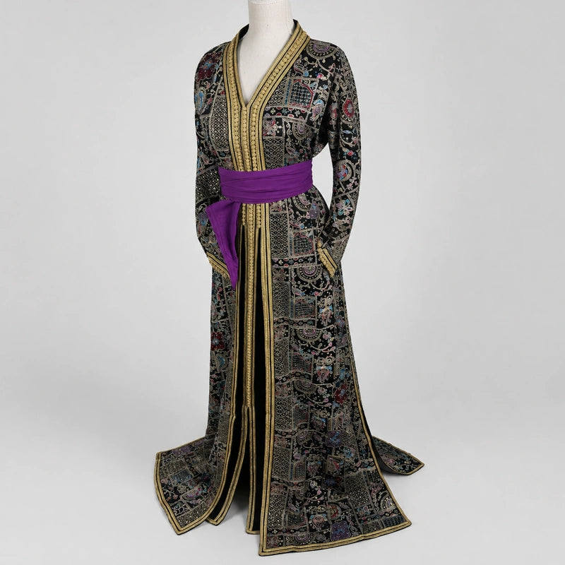 Takchita noire brodée avec ceinture violette et finitions dorées, robe marocaine traditionnelle élégante pour femme, caftan de luxe à manches longues avec motifs orientaux raffinés, idéale pour mariage marocain, fête orientale et occasion chic.