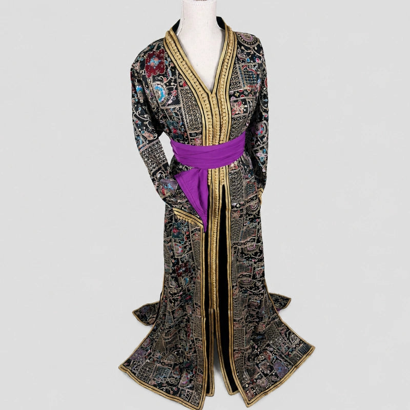 Takchita noire brodée avec doublure violette, caftan marocain élégant pour femme avec broderies dorées artisanales, manches longues et ceinture violette, tenue traditionnelle marocaine de luxe idéale pour mariage, soirée orientale et événement chic