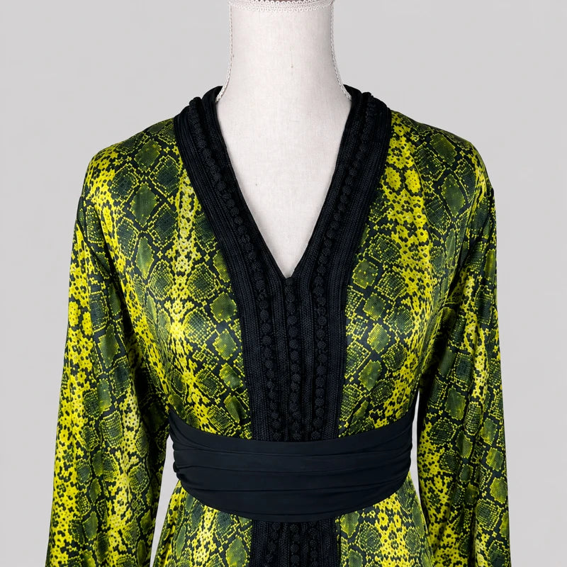 Détail haut de takchita noire à motifs vert olive et jaune doré vintage avec finition élégante et col travaillé