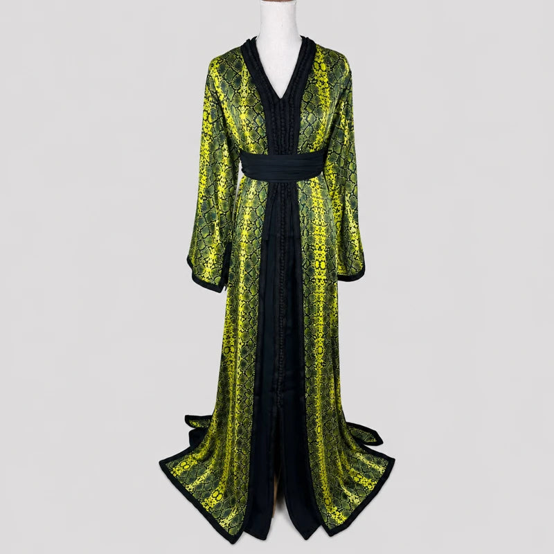 Takchita noire à motifs vert olive et jaune doré vintage avec coupe élégante et style oriental moderne vue de face