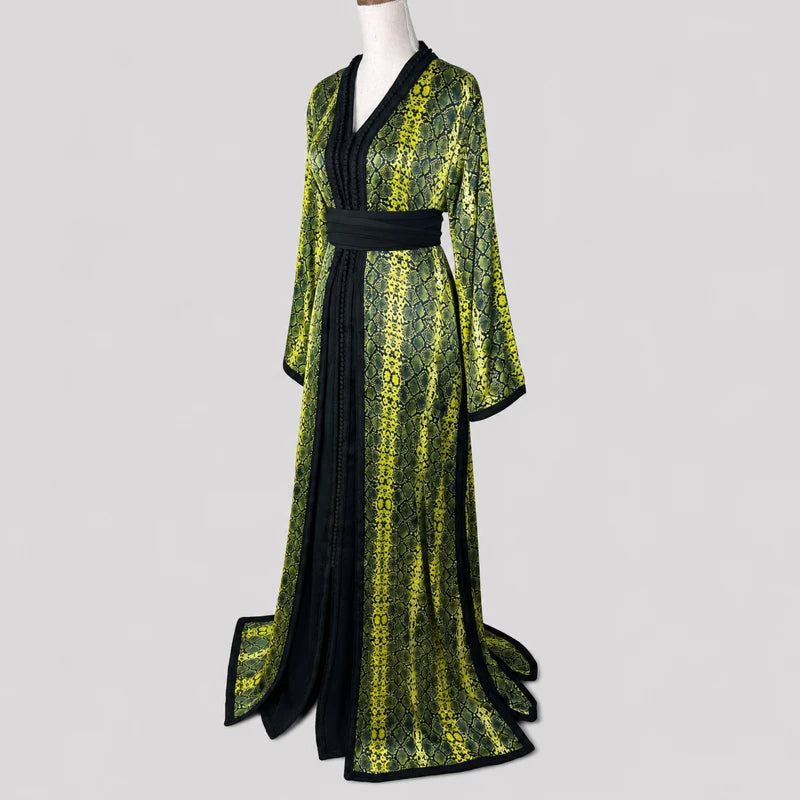 Takchita noire à motifs vert olive et jaune doré vintage vue trois quarts avec style moderne et coupe fluide élégante