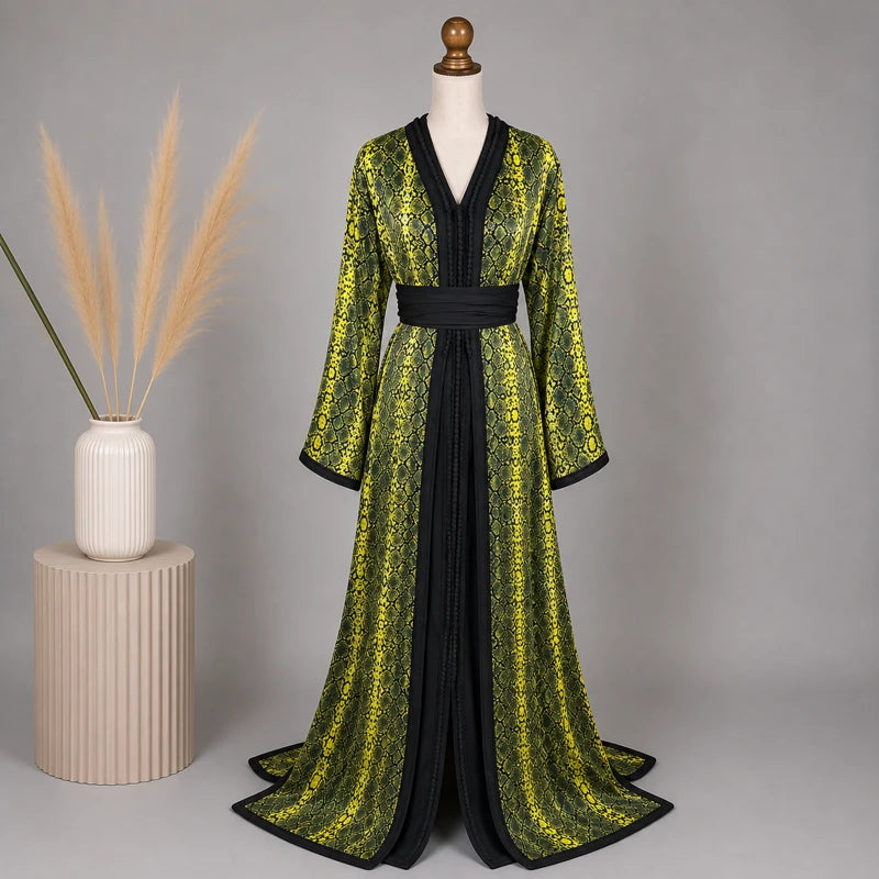 Takchita noire à motifs vert olive et jaune doré vintage avec coupe élégante et style oriental moderne sur mannequin