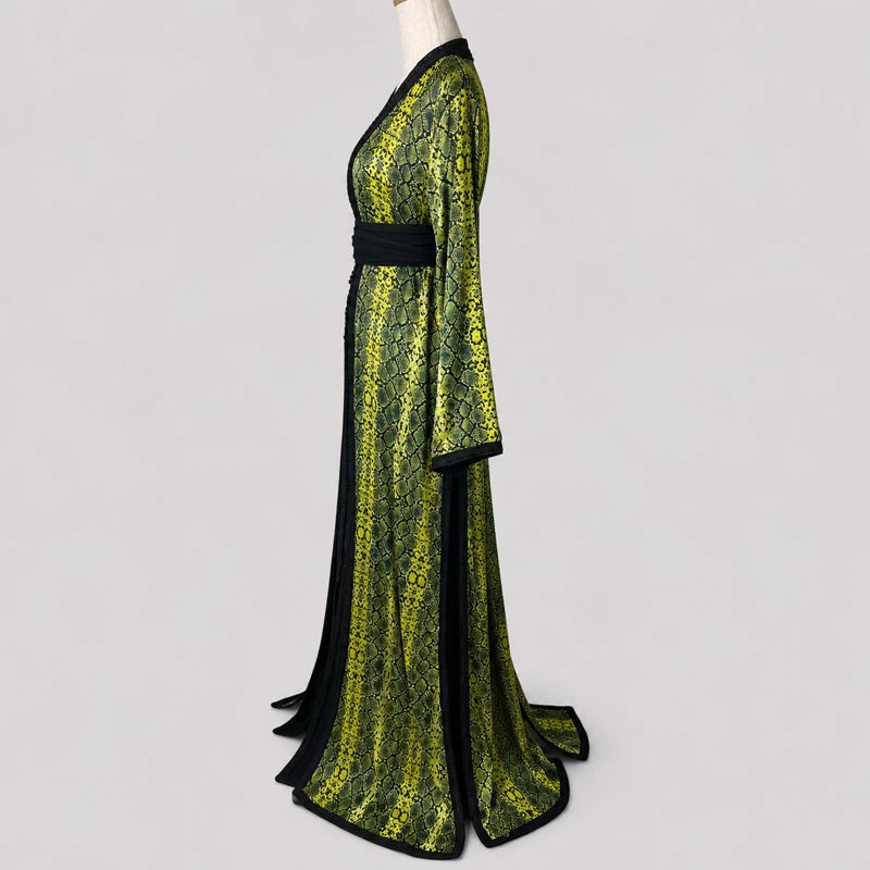 Takchita noire à motifs vert olive et jaune doré vintage vue de profil avec coupe fluide et style oriental moderne
