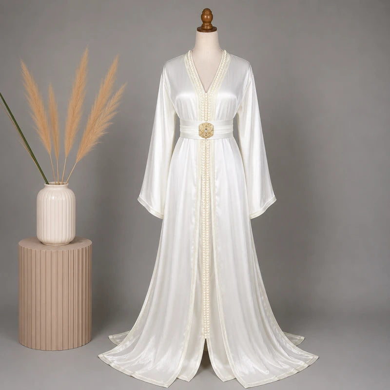 Takchita organza blanc cassé avec ambiance minimaliste, tissu satiné fluide et style oriental élégant