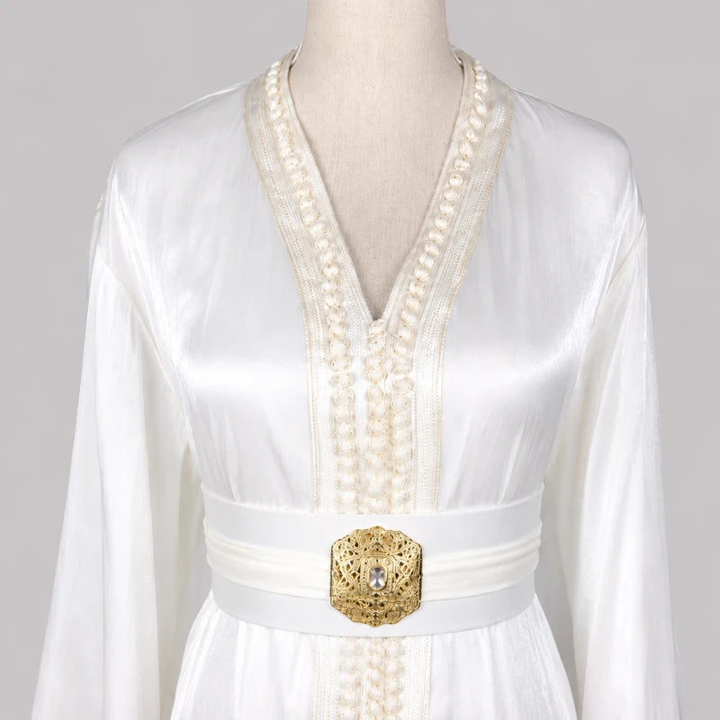 Détail takchita organza blanc cassé avec col travaillé, ceinture dorée et tissu satiné fluide oriental