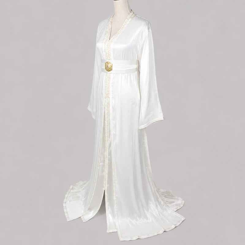 Takchita organza blanc cassé vue 3 4 avec tissu fluide satiné, manches larges et ceinture élégante orientale