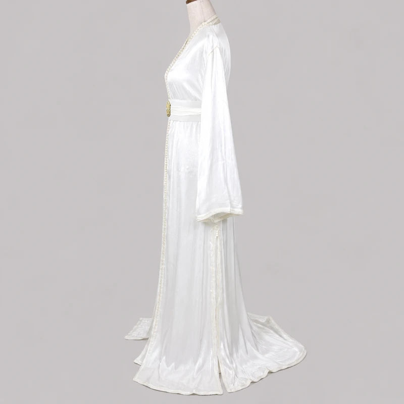 Takchita organza blanc cassé vue profil avec tissu satiné fluide, manches larges et finition orientale élégante