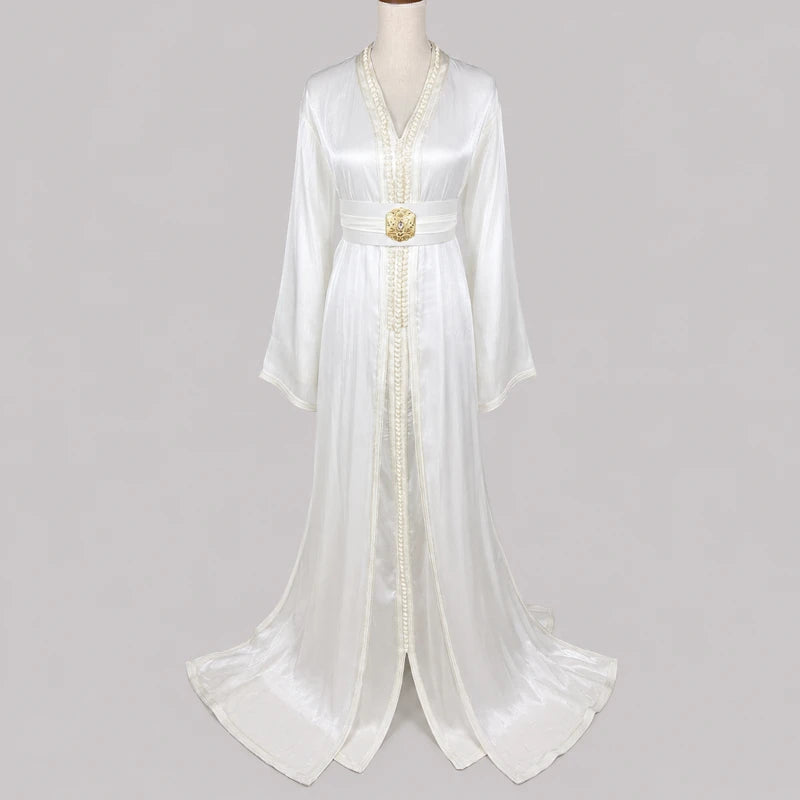 Takchita organza blanc cassé avec transparence légère, ceinture élégante et coupe fluide orientale raffinée