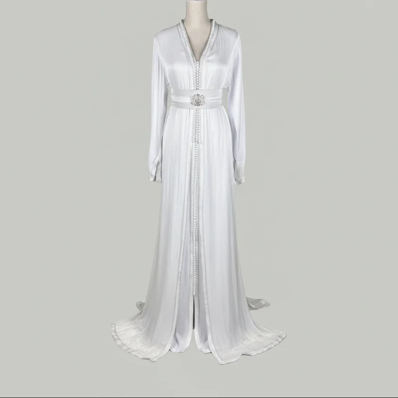 Takchita blanche longue en organza avec ceinture brodée vue de face robe marocaine fluide élégante pour mariage et cérémonie