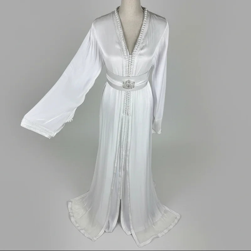 Takchita blanche en organza avec ceinture brodée vue de face robe marocaine élégante fluide pour mariage et cérémonie