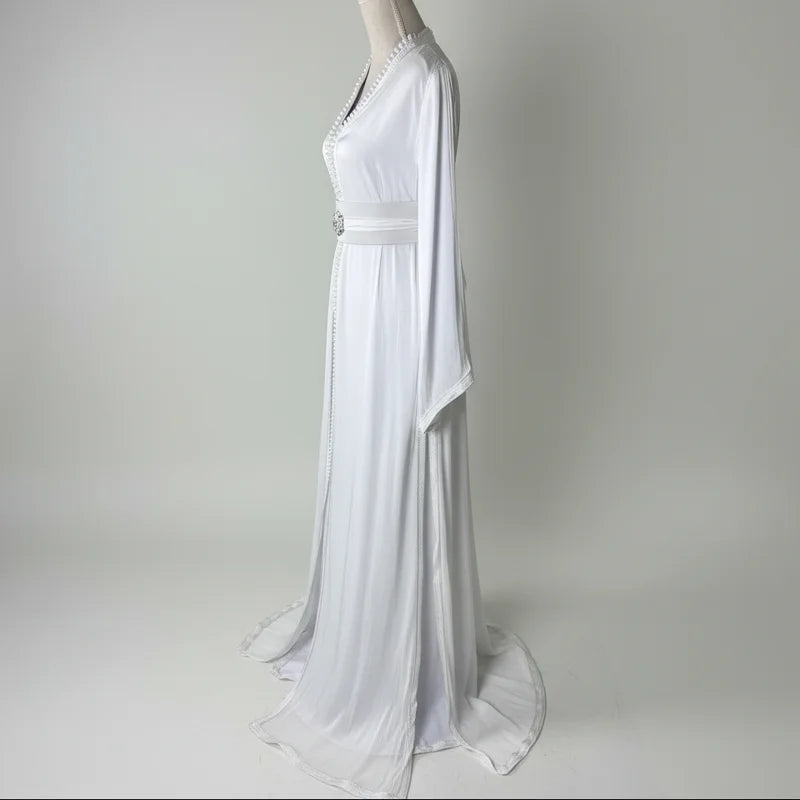 Takchita blanche en organza vue de profil détail manches fluides et coupe longue robe marocaine élégante pour mariage