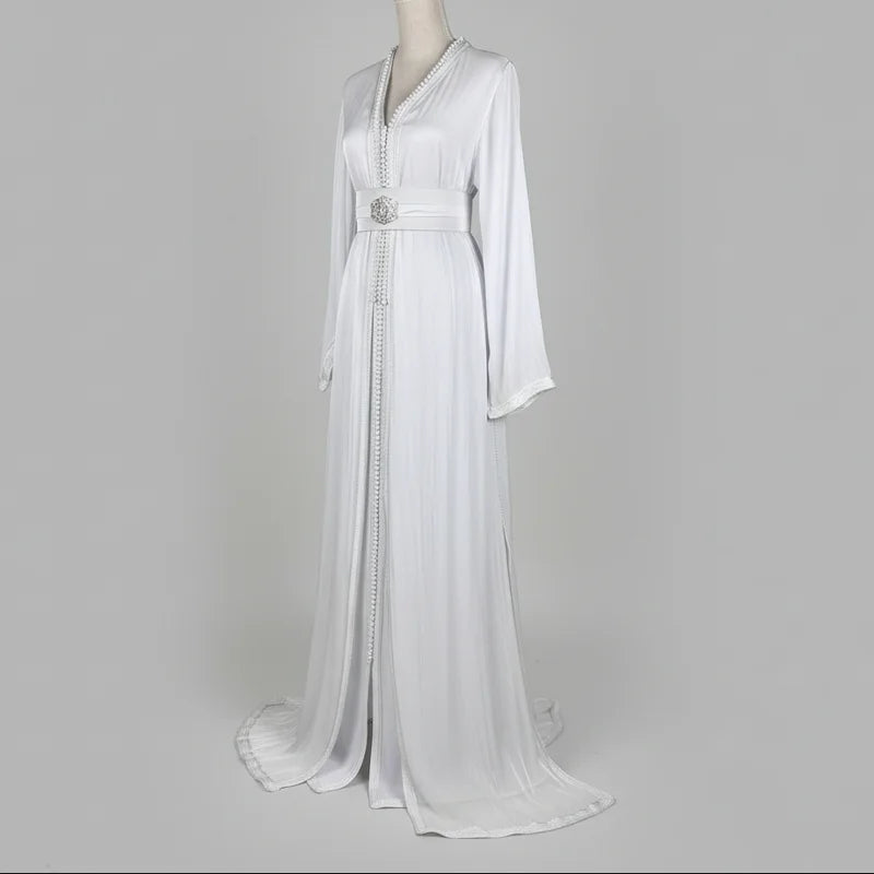 Takchita blanche en organza vue 3/4 robe marocaine élégante fluide avec ceinture brodée pour mariage et cérémonie