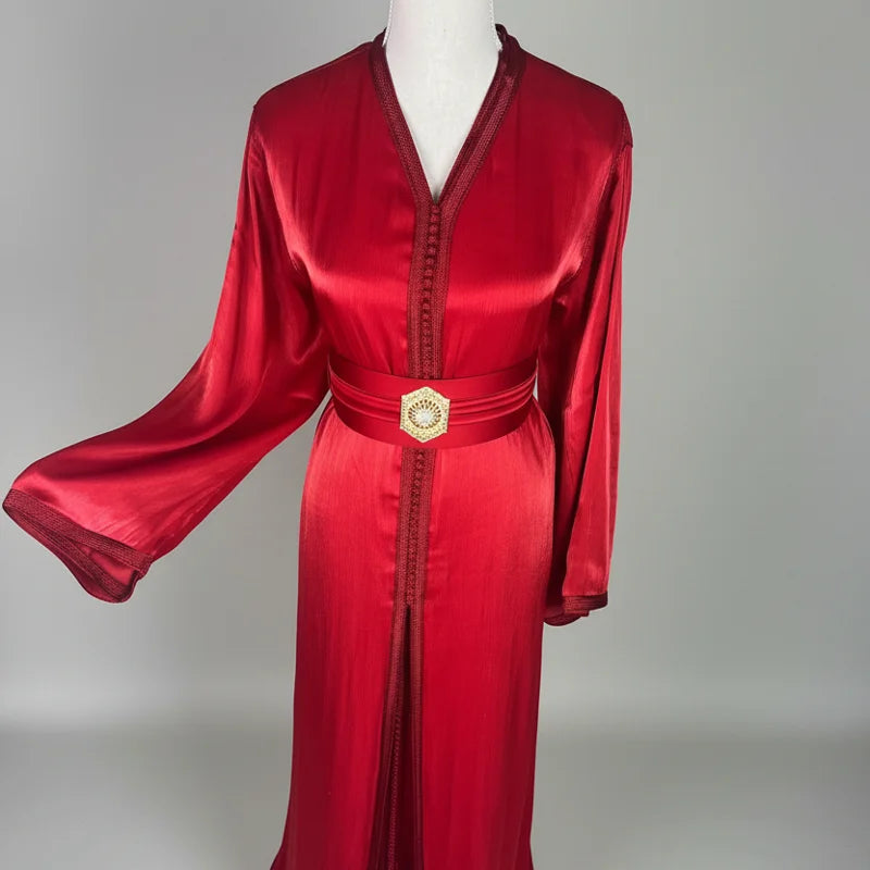 Détail takchita organza rouge avec ceinture élégante et finition col robe marocaine fluide pour mariage et occasion