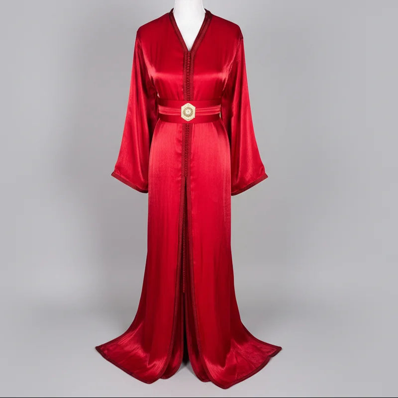 Takchita organza rouge élégante vue de face robe marocaine fluide avec ceinture et coupe longue pour mariage et cérémonie