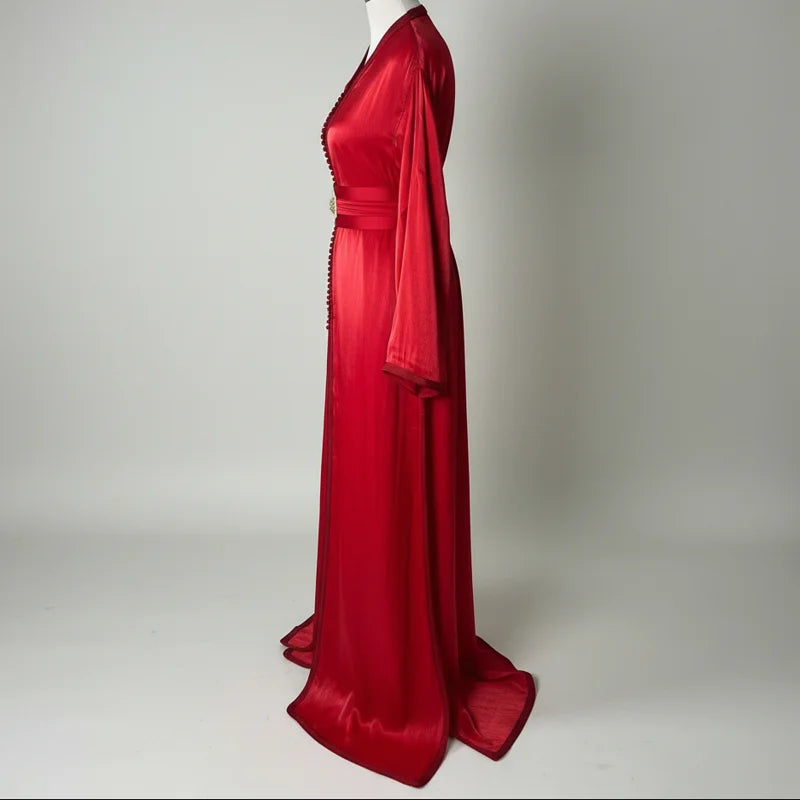 Takchita organza rouge vue de profil robe marocaine fluide et élégante avec coupe longue et tissu léger pour cérémonie